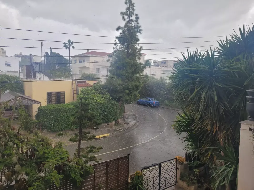 Kıbrıs'ta Şiddetli Yağmur ve Dolu: Toz Bulutu Akşama Dağılacak