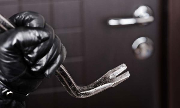 Kato Paphos sakinleri gece hırsızlıklarından terk edilmiş oteldeki işgalcileri sorumlu tutuyor