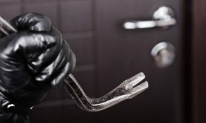 Kato Paphos sakinleri gece hırsızlıklarından terk edilmiş oteldeki işgalcileri sorumlu tutuyor