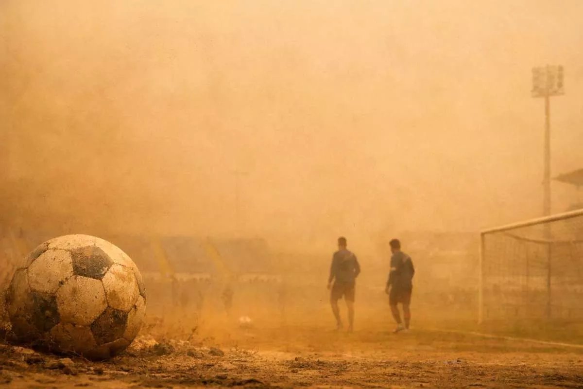 Toz bulutu nedeniyle Cumartesi maçları ertelendi; Süper Lig derbileri için karar bekleniyor