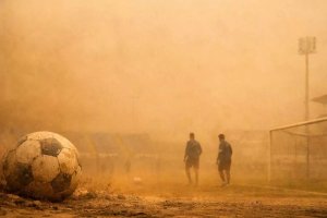 Toz bulutu nedeniyle Cumartesi maçları ertelendi; Süper Lig derbileri için karar bekleniyor