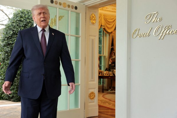 Trump, Kendisini İsa ile Gösteren Yapay Zeka Görselini Paylaştı: Papa ile Gerilim Sürüyor