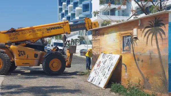 Protaras sahilindeki kaçak yapılar yıkıldı