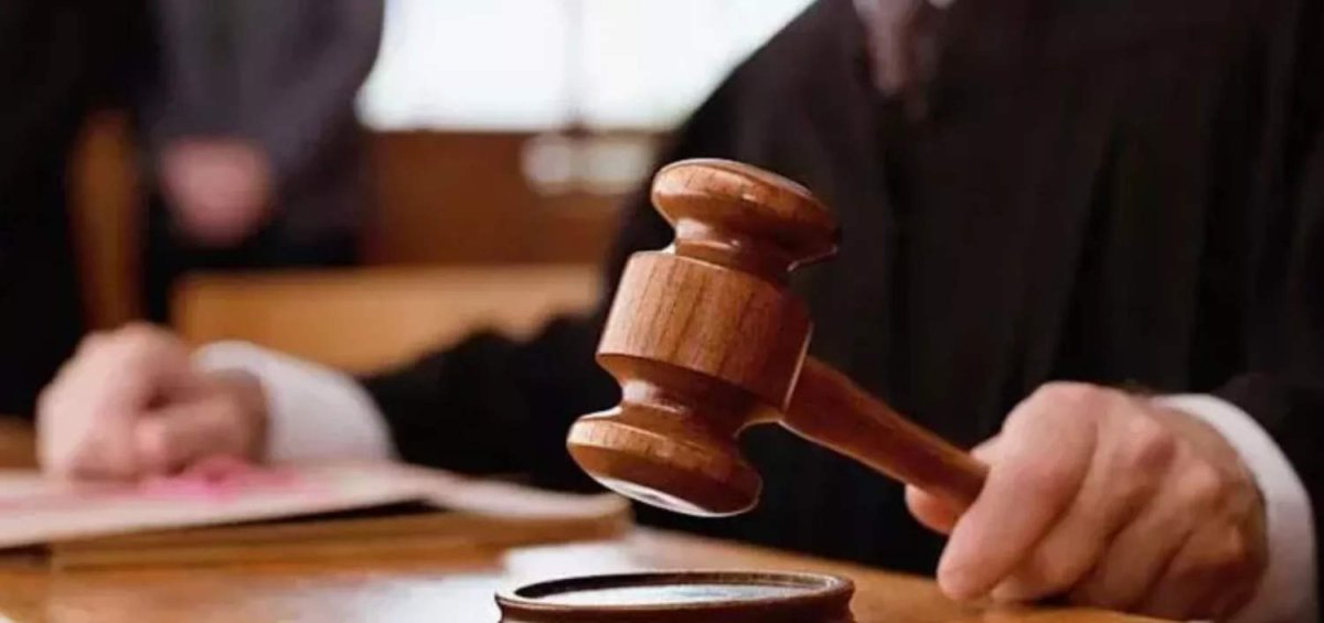 Limasol mahkemesinde hüküm giyen sanık savcıya yumruk attı