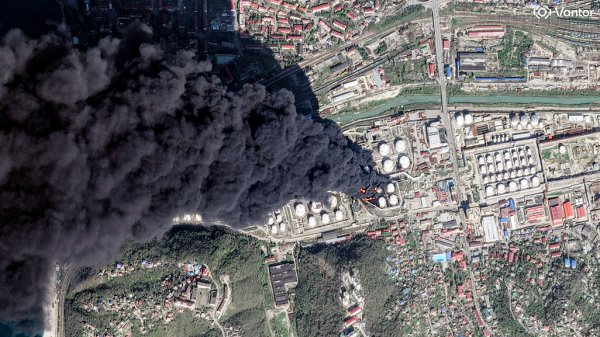 Ukrayna Rusya'nın Rafinerilerini, Kırım'daki Petrol Deposunu ve Baltık Limanını Vurdu