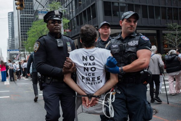 New York'ta Ortadoğu savaşı protestosunda onlarca kişi gözaltına alındı
