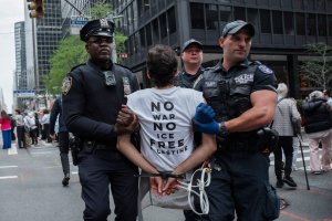 New York'ta Ortadoğu savaşı protestosunda onlarca kişi gözaltına alındı