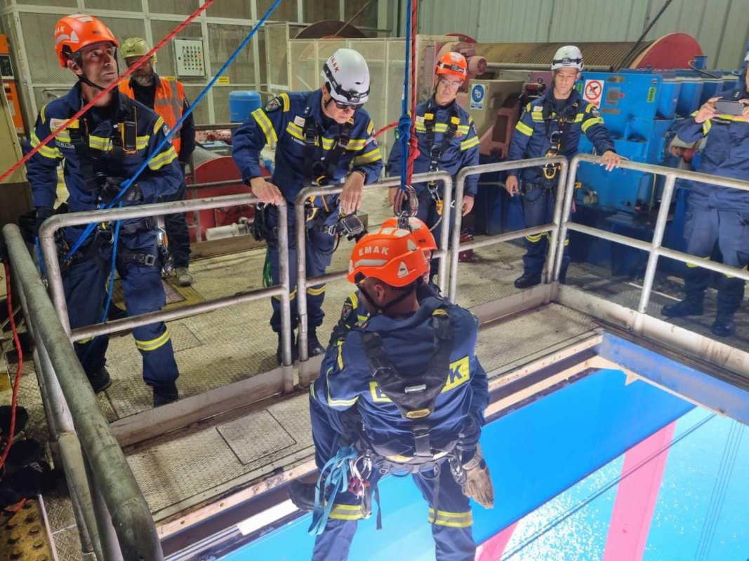 Limasol Limanı'nda 70 metre yükseklikte vinç kurtarma tatbikatı yapıldı