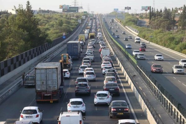 Lefkoşa-Limasol otoyolunda üç araçlık kaza trafiği felç etti