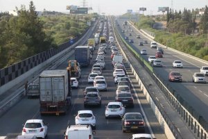 Lefkoşa-Limasol otoyolunda üç araçlık kaza trafiği felç etti