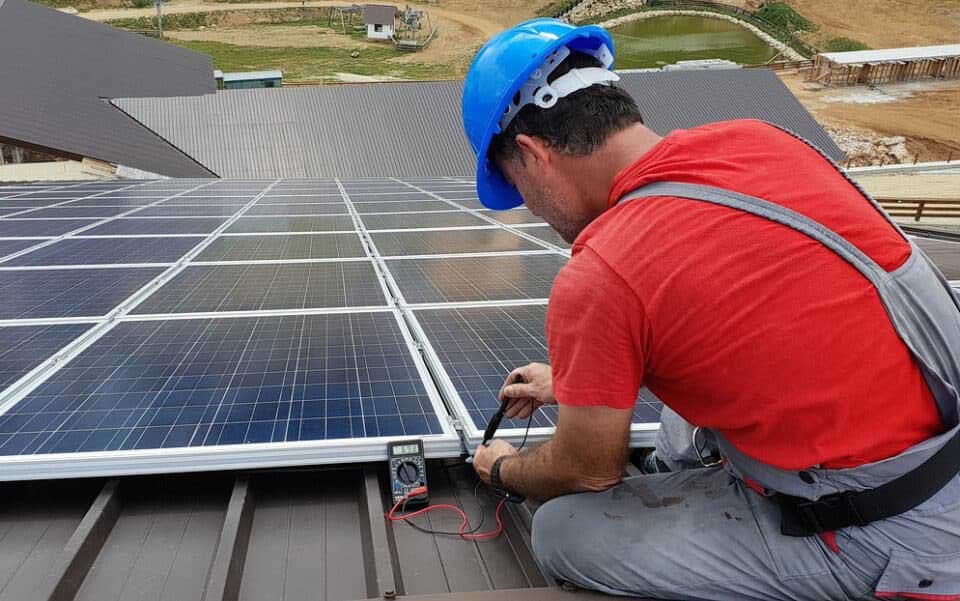 Cumhurbaşkanı Christodoulides güneş enerjisi fazlası tazminat yasasını meclise iade etti