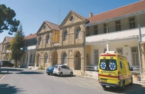 Larnaka'nın yeni belediye binası eski hastane binasında yükselecek