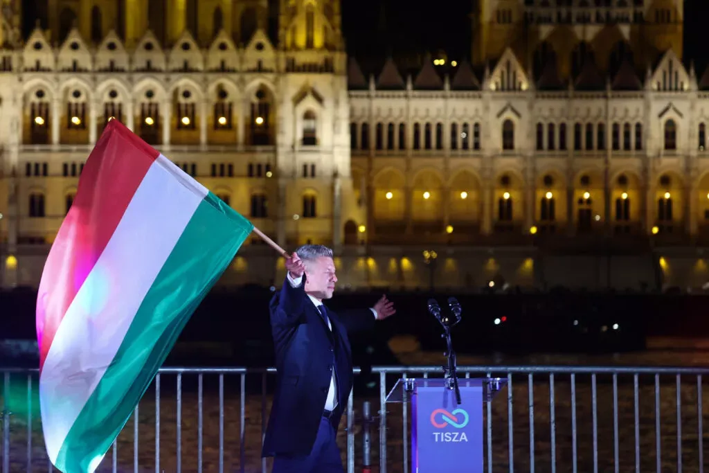 Budapeşte tarihi seçim sonrası kutlama alanına döndü: Orban dönemi sona erdi