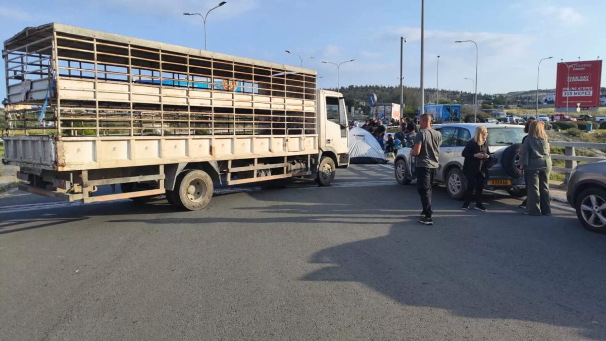 Rizoelia kavşağı, çiftçilerin saatlerce kaosa neden olan ablukasının ardından yeniden açıldı