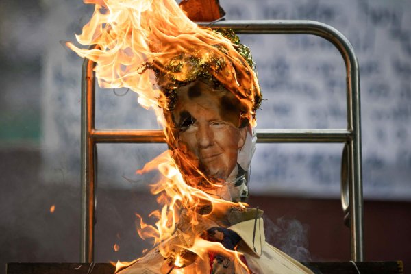 Venezuela'da Kutsal Hafta geleneğinde Trump kuklaları ateşe verildi