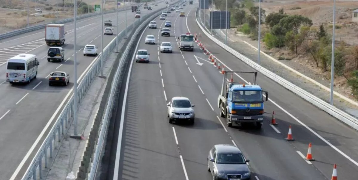 Lefkoşa-Limasol Otoyolunda Üç Araçlı Kaza Trafiği Felç Etti
