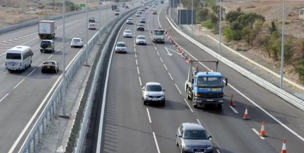 Lefkoşa-Limasol Otoyolunda Üç Araçlı Kaza Trafiği Felç Etti