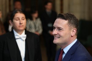 Starmer liderlik mücadelesiyle karşı karşıya, görevde kalmaya kararlı
