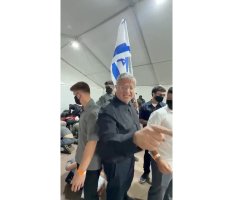İsrail polisinin Gazze filosu aktivistlerini elleri bağlı diz çöktürmesi tepki çekti