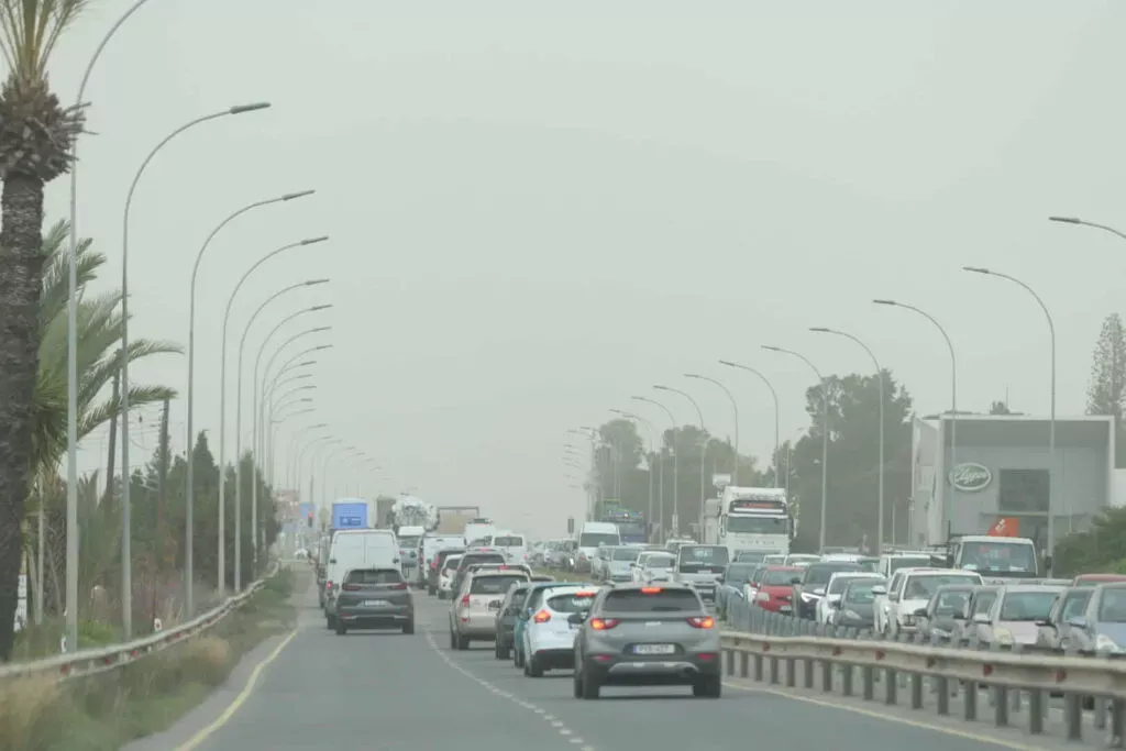 Kıbrıs'ta hava açık, havada hafif toz var ve sıcaklık 32 °C'ye ulaşıyor
