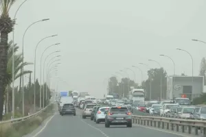 Kıbrıs'ta hava açık, havada hafif toz var ve sıcaklık 32 °C'ye ulaşıyor