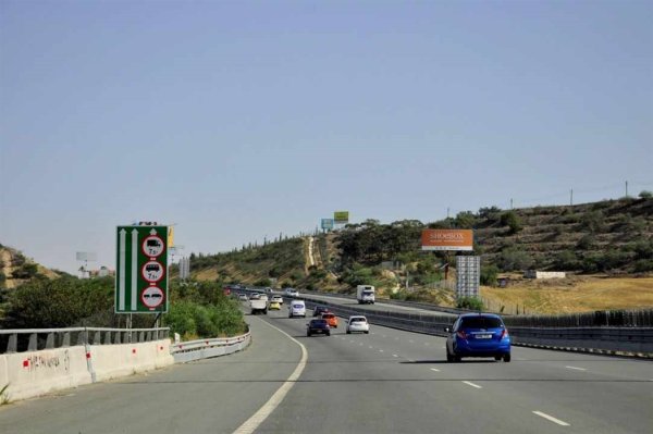 Limasol-Lefkoşa otoyolunda çarpışma sonrası bir şerit trafiğe kapatıldı
