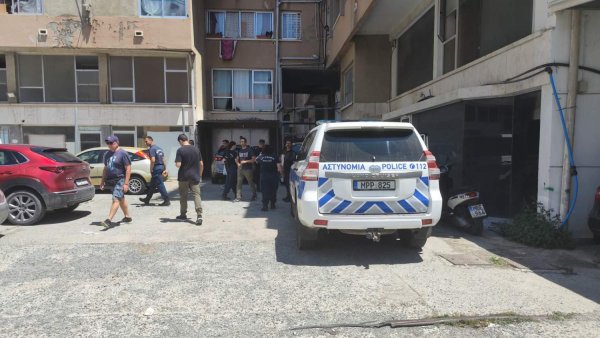 Larnaca'da Göç Operasyonu Sırasında Balkondan Atlayan İki Kişi Yaralandı
