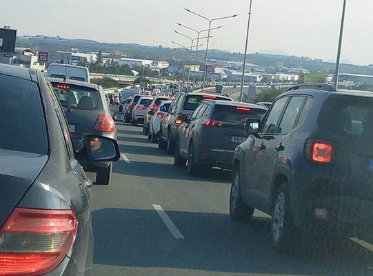 Kofinou çıkışı yakınında araç hendeğe uçtu, sürücü kurtarıldı
