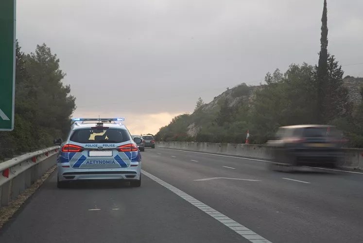 Polis, adamı ön camında sürükleyerek kaçan otoyol sürücüsünün kimliğini tespit etti