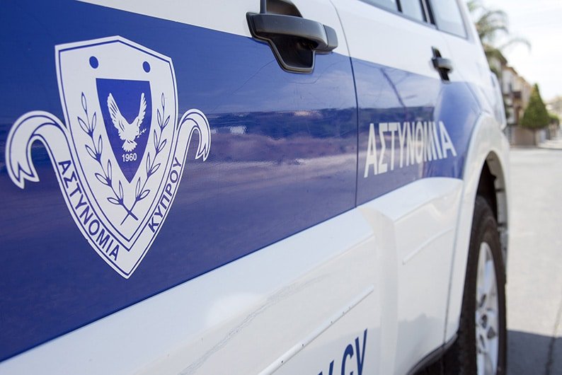 Lefkoşa'da silahlı saldırı: Motosikletli saldırgan polise silah doğrulttu, binayı kurşunladı