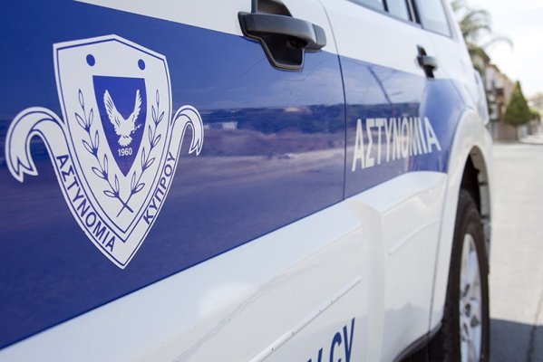 Lefkoşa'da silahlı saldırı: Motosikletli saldırgan polise silah doğrulttu, binayı kurşunladı