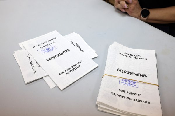 Larnaka'da seçim kargaşası: Yaşlı çift oy kullanamadan ayrıldı