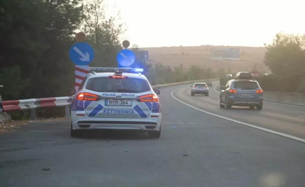 Otoyol kazasının ardından sürücü, hareket halindeki aracın kaputuna tutundu