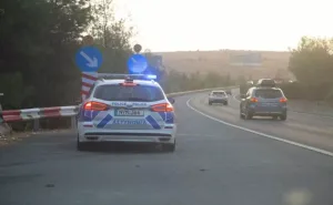 Otoyol kazasının ardından sürücü, hareket halindeki aracın kaputuna tutundu