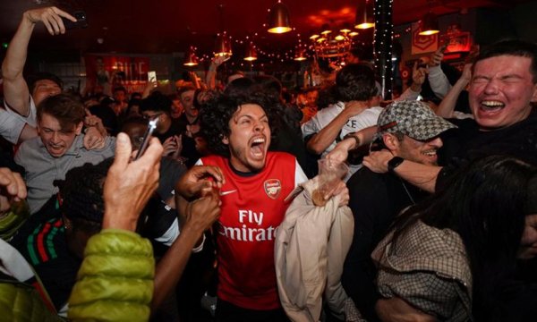 Arsenal 22 yıl sonra şampiyon oldu: Binlerce taraftar Kuzey Londra sokaklarına döküldü