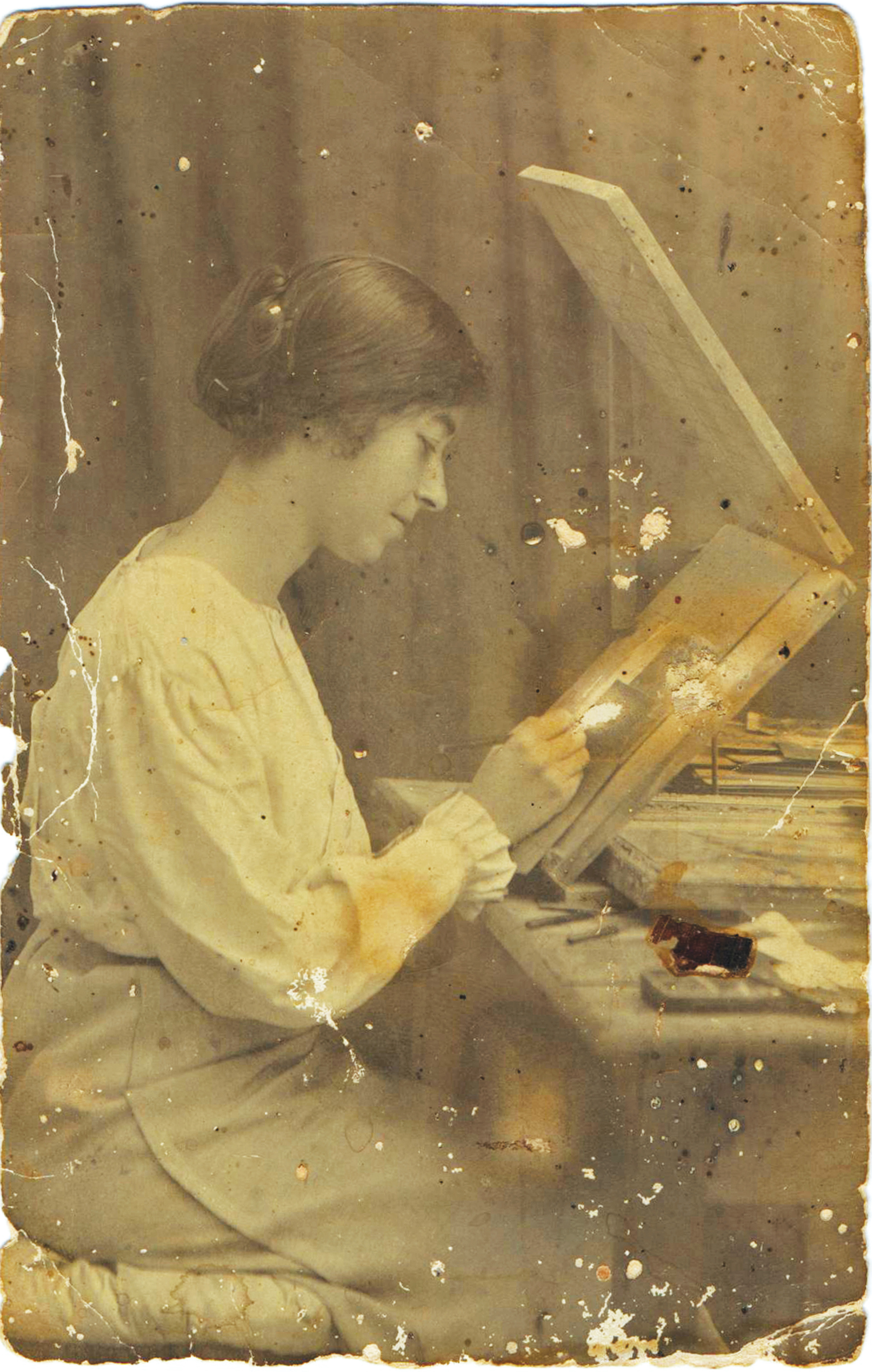 Hatice Alişan rötuş masasında ca. 1917