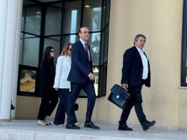 Görevden uzaklaştırılmış Baf Belediye Başkanı Phedonos'un tecavüz davası, hakimin çekilmesiyle ertelendi