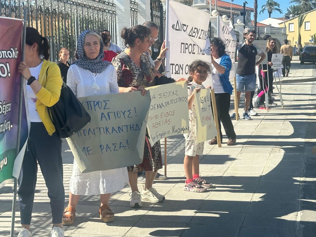 Görevden alınan Piskopos Tychikos'un destekçileri başpiskoposluk önünde protesto düzenledi
