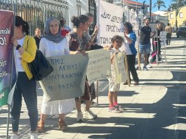 Görevden alınan Piskopos Tychikos'un destekçileri başpiskoposluk önünde protesto düzenledi