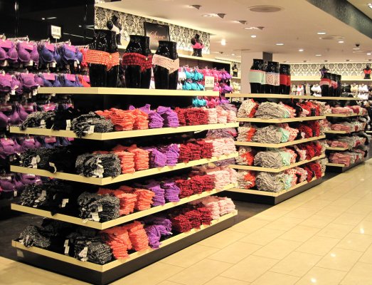 İran Savaşı Asya'nın Polyester Tedarikçilerini Vurdu, Hızlı Moda Sarsılıyor