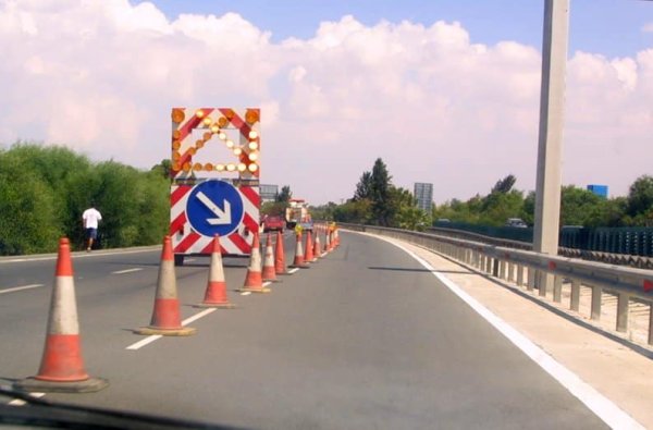 Larnaka-Kofinou otoyolunda acil çalışma