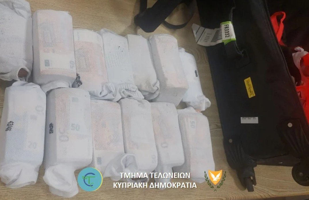 Baf Havalimanı'nda Çoraplara Gizlenmiş 200 Bin Euro Ele Geçirildi