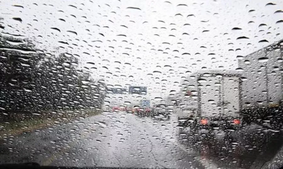 Strovolos'ta yol şiddetli yağış nedeniyle trafiğe kapatıldı