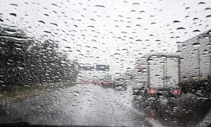 Strovolos'ta yol şiddetli yağış nedeniyle trafiğe kapatıldı
