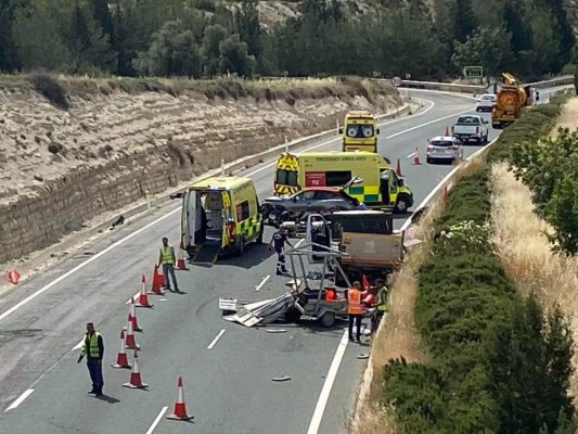 Paphos-Limassol otoyolunda işçiye araç çarptı: Hayati tehlikesi sürüyor