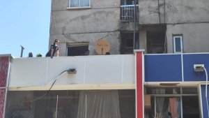 Larnaca'da Göç Operasyonundan Kaçmak İçin Balkondan Atlayan Üç Kişi Yaralandı