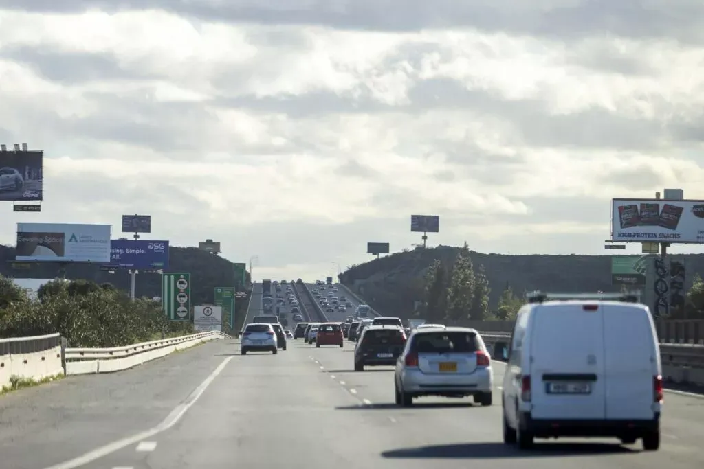 Limasol-Baf Otoyolunda Kablo Çalışması: İki Sağ Şerit Trafiğe Kapatıldı