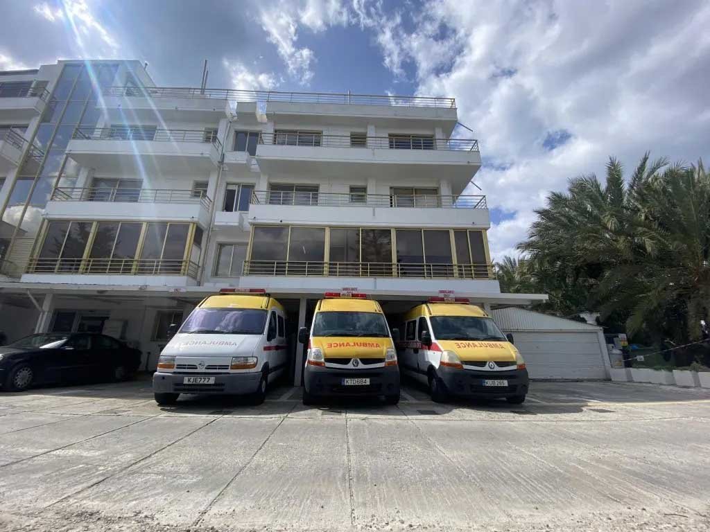 Paphos'ta Özel Hastane Önünde Ambulanslar Ateşe Verildi