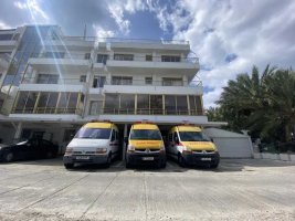 Paphos'ta Özel Hastane Önünde Ambulanslar Ateşe Verildi