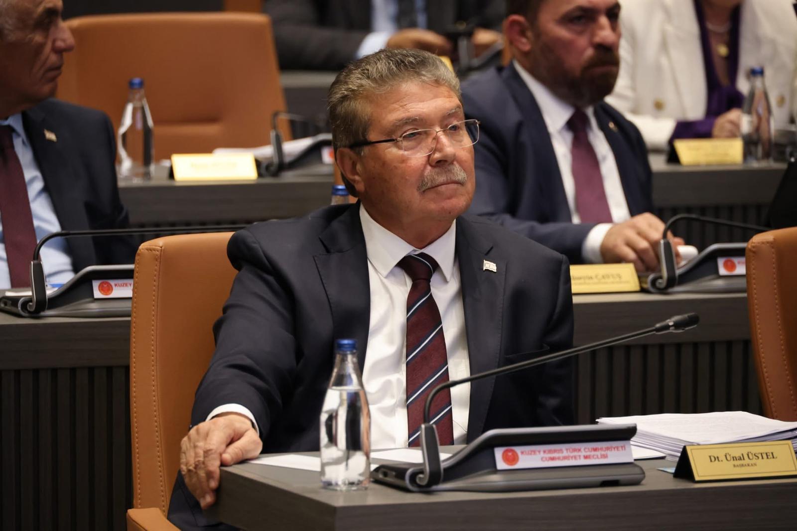 KKTC Meclisi Erhürman'ın Karpaz ve Basın Yasası Vetolarını Reddetti